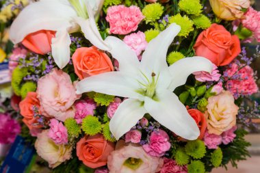 Özel kutlamalar için parlak yaz çiçek aranjmanı