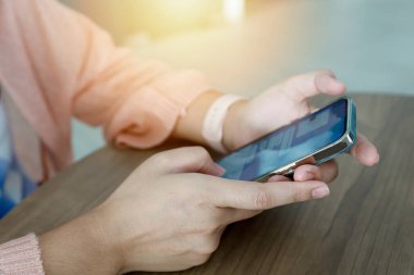 İletişim için cep telefonu kullanan kadınları kapat