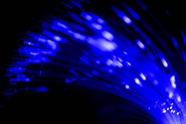 Siyah arkaplanda iletişim teknolojisi ağı için bulanık ışık fiber optikleri kapat