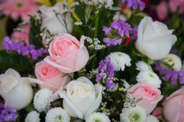 Özel kutlamalar için parlak yaz çiçek aranjmanı