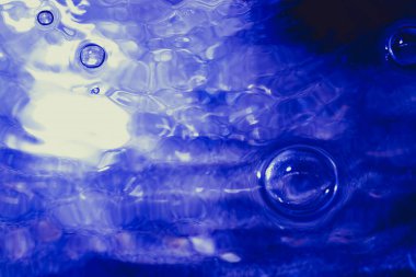 Su kabarcıkları havuzun arka planında soyut bokeh ışığı oluşturur. Havuzun arka planında soyut bokeh ışığı.