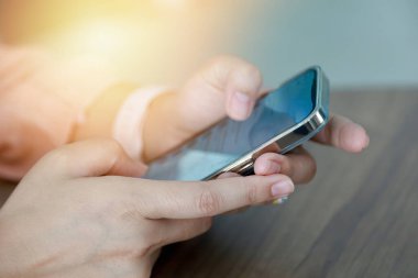 İletişim için cep telefonu kullanan kadınları kapat
