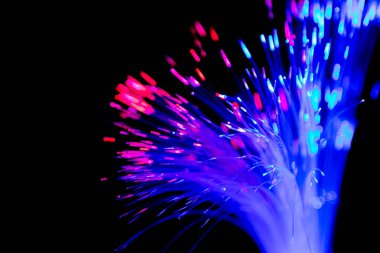 Siyah arkaplanda iletişim teknolojisi ağı için bulanık ışık fiber optikleri kapat