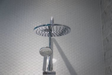 Lüks banyoda mermer duvarlı bir duş.