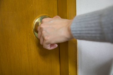 Ofis arka planına girmek için kapıyı açmak için düğmeye bas