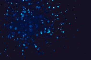 Siyah arkaplanı olan neon ışıkları tarafından oluşturulan klasik mavi bokeh