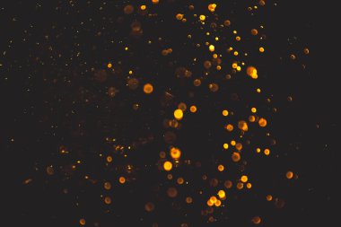 Siyah arkaplanı olan neon ışıkları tarafından oluşturulan klasik altın bokeh