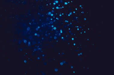 Siyah arkaplanı olan neon ışıkları tarafından oluşturulan klasik mavi bokeh