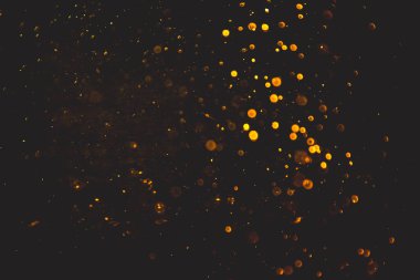 Siyah arkaplanı olan neon ışıkları tarafından oluşturulan klasik altın bokeh