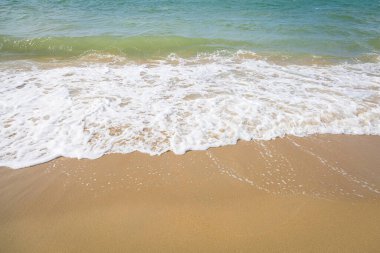 Tayland 'ın Pattaya kentindeki doğal plajlar, yabancı turistler için favori bir tatil beldesi..