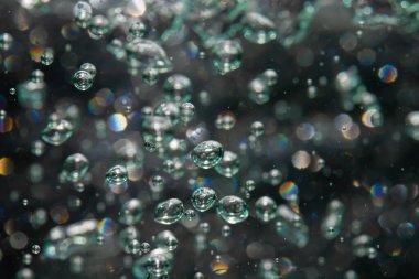 Siyah arkaplanda sudan gelen ışık bokeh