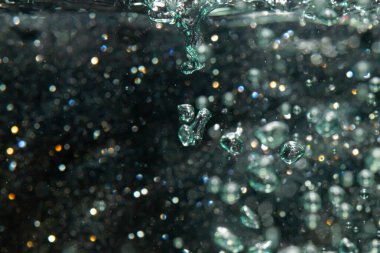 Siyah arkaplanda sudan gelen ışık bokeh