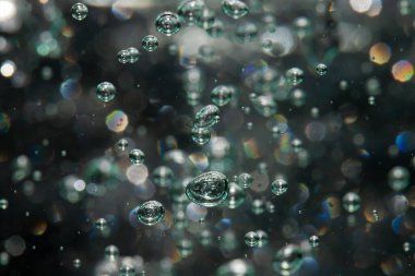 Siyah arkaplanda sudan gelen ışık bokeh