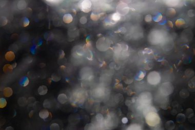 Siyah arkaplanda sudan gelen ışık bokeh