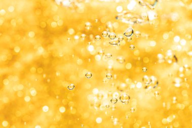 Soyut altın rengi, bulanık arkaplan parıltısı.