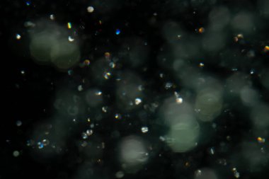 Noel Aydınlatma Işıkları 'nı kavramsallaştır. Fesk Bokeh şenliği. Siyah arka plandaki ışıkların odak noktasından çıkarılması.