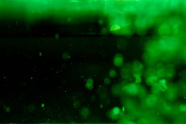 Yeşil Işıltılı Işıklar Festivali, soyut Noel, parlak bokeh, siyah arkaplanla parladı.