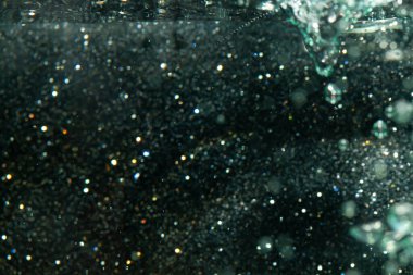 Siyah arkaplanda sudan gelen ışık bokeh