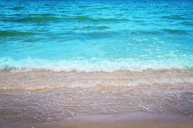 Sahilde kumlar, deniz doğası.