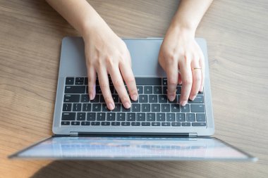 Ev bilgisayarında çalışırken müşterilerle sohbet yazarken ev ofisinde internet üzerinden iletişim kurmak, evden uzaktan öğrenme işi kavramı
