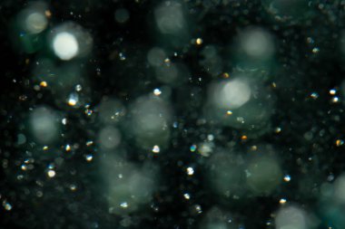 Siyah arkaplanda sudan gelen ışık bokeh