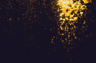 Siyah arkaplanı olan soyut altın rengi bir lüks.