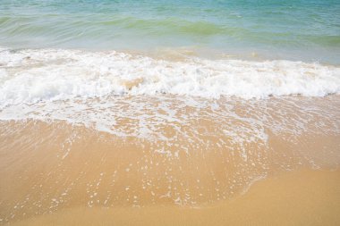 Tayland 'ın Pattaya kentindeki doğal plajlar, yabancı turistler için favori bir tatil beldesi..