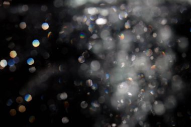 Siyah arkaplanda sudan gelen ışık bokeh