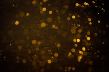 Görünür altın noktalı bulanık fotoğraf ışıl ışıl parlıyor. Lüks ve zevki gösteren bir duvar kağıdı olarak kullanılabilecek kadar lüks görünüyor..