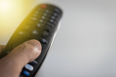 Uzaktan kumandalı televizyon izliyordum.