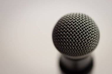 Mikrofonu, klasik arkaplanı olan bir oditoryumdaki kürsüye kapatın.