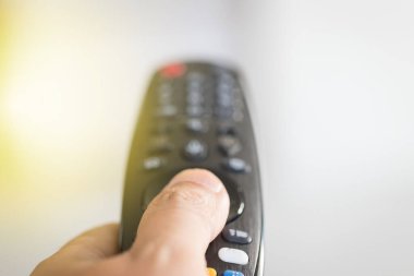 Uzaktan kumandalı televizyon izliyordum.