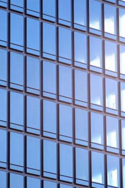 İş bölgesindeki modern binanın içeri ışık girmesi için cam pencereleri var. Isı koruması, güç tüketimini azaltma