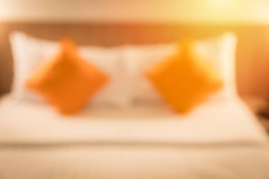 2 turuncu yastıklı, modern ve minimalist dekorlu bir otel odası görüntüsü bulanık. Yatak yumuşak, temiz, iyi atmosfer, rahat uyku..