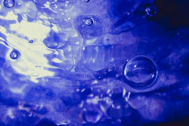 Su kabarcıkları havuzun arka planında soyut bokeh ışığı oluşturur. Havuzun arka planında soyut bokeh ışığı.