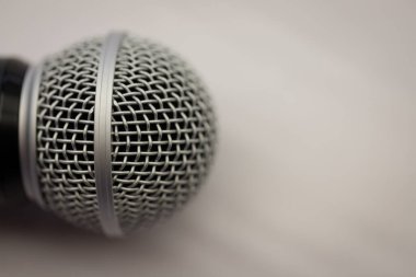 Mikrofonu, klasik arkaplanı olan bir oditoryumdaki kürsüye kapatın.