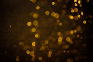 Görünür altın noktalı bulanık fotoğraf ışıl ışıl parlıyor. Lüks ve zevki gösteren bir duvar kağıdı olarak kullanılabilecek kadar lüks görünüyor..