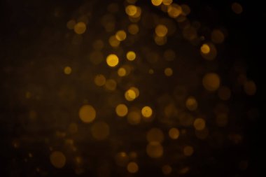 Görünür altın noktalı bulanık fotoğraf ışıl ışıl parlıyor. Lüks ve zevki gösteren bir duvar kağıdı olarak kullanılabilecek kadar lüks görünüyor..