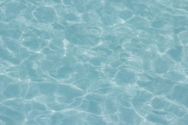 Işık yüzme havuzundaki suda maviyi yansıtıyor. Taze ve canlı görünüyor. Duvar kağıdı arka planı olarak kullanılabilir.