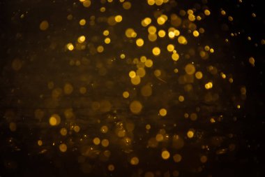 Görünür altın noktalı bulanık fotoğraf ışıl ışıl parlıyor. Lüks ve zevki gösteren bir duvar kağıdı olarak kullanılabilecek kadar lüks görünüyor..