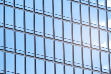 İş bölgesindeki modern binanın içeri ışık girmesi için cam pencereleri var. Isı koruması, güç tüketimini azaltma