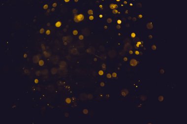 Altın bokeh, siyah arka planlı bulanık lüks