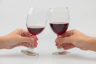 Tezahürat edin beyaz arka planda iki kadeh kırmızı şarap.