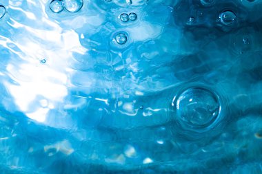 Su kabarcıkları havuzun arka planında soyut bokeh ışığı oluşturur. Havuzun arka planında soyut bokeh ışığı.