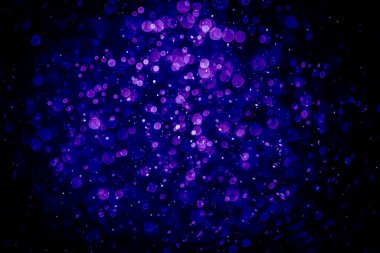 Mor menekşe ve mavi noktalı bulanık fotoğraf. Parlak, parlak bir görünüş. Duvar kağıdı olarak kullanılabilecek kadar lüks.