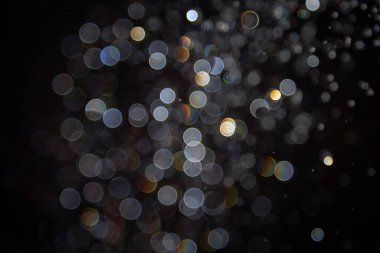 Altın ışıklı lüks Bokeh ve siyah arka planda parlak gökkuşağı kıvrımı