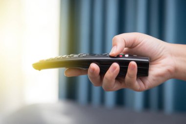 Uzaktan kumandalı televizyon izliyordum.