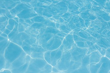 Işık yüzme havuzundaki suda maviyi yansıtıyor. Taze ve canlı görünüyor. Duvar kağıdı arka planı olarak kullanılabilir.