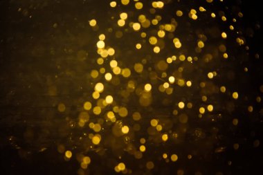 Görünür altın noktalı bulanık fotoğraf ışıl ışıl parlıyor. Lüks ve zevki gösteren bir duvar kağıdı olarak kullanılabilecek kadar lüks görünüyor..