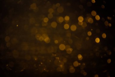 Görünür altın noktalı bulanık fotoğraf ışıl ışıl parlıyor. Lüks ve zevki gösteren bir duvar kağıdı olarak kullanılabilecek kadar lüks görünüyor..